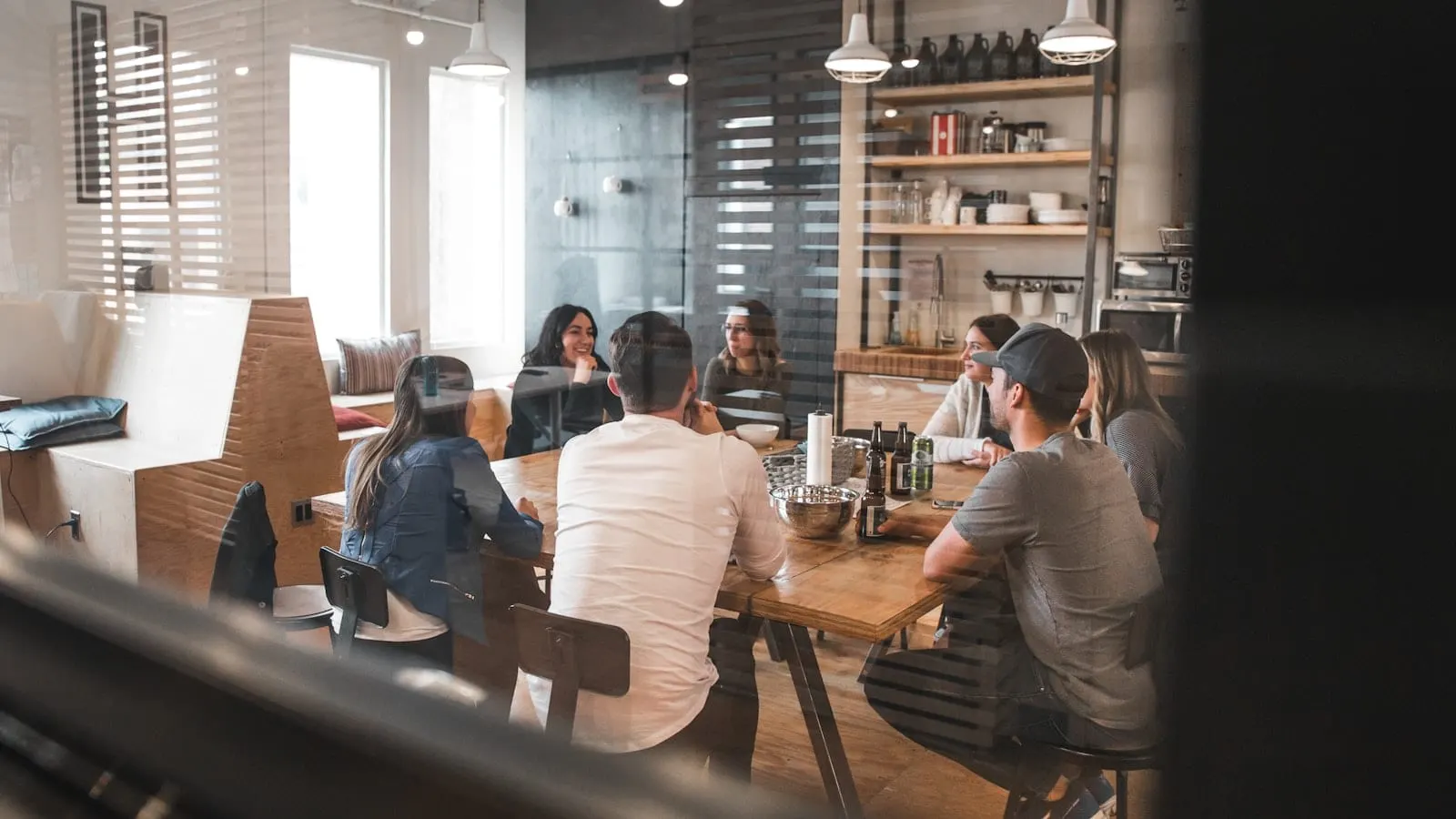 Equipo de la oficina en reunión de trabajo
